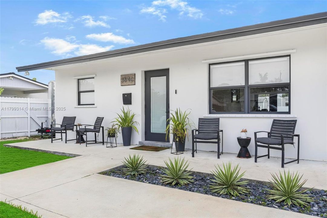 Под контрактом: $769,000 (3 спален, 2 ванн, 1614 Квадратных фут)