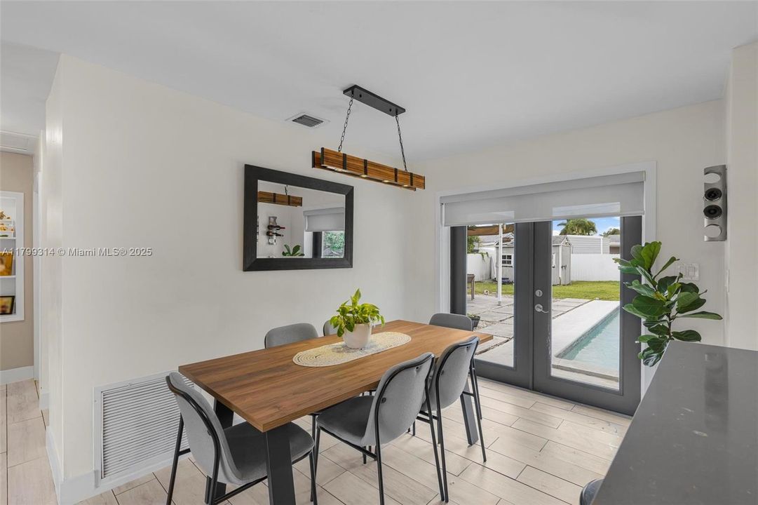 Под контрактом: $769,000 (3 спален, 2 ванн, 1614 Квадратных фут)