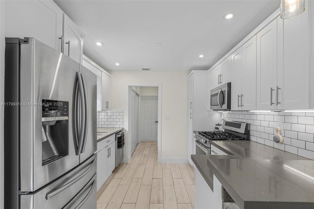 Под контрактом: $769,000 (3 спален, 2 ванн, 1614 Квадратных фут)