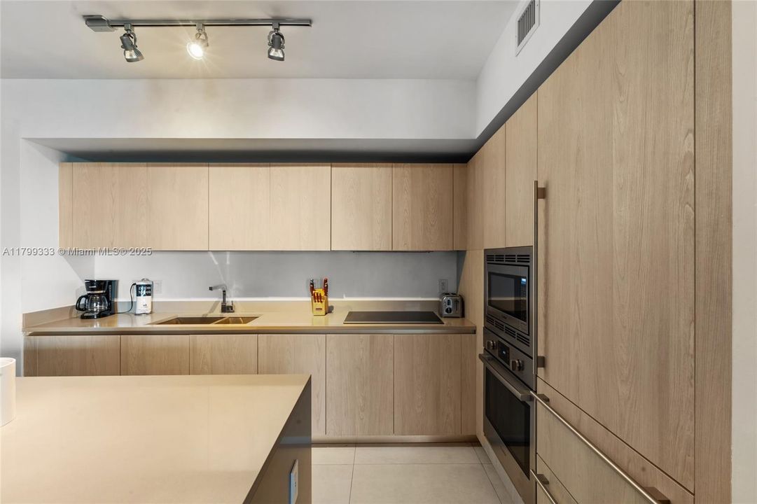 For Rent: $5,500 (1 beds, 1 baths, 852 Square Feet)