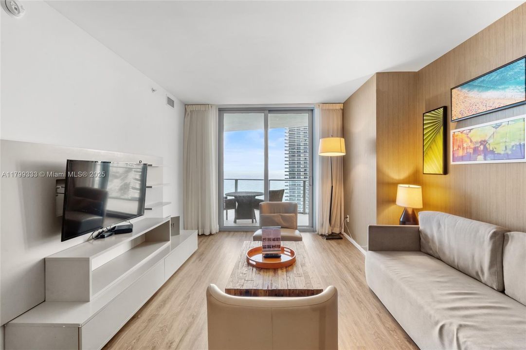 For Rent: $5,500 (1 beds, 1 baths, 852 Square Feet)