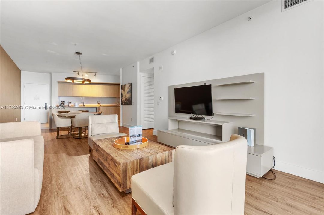 For Rent: $5,500 (1 beds, 1 baths, 852 Square Feet)