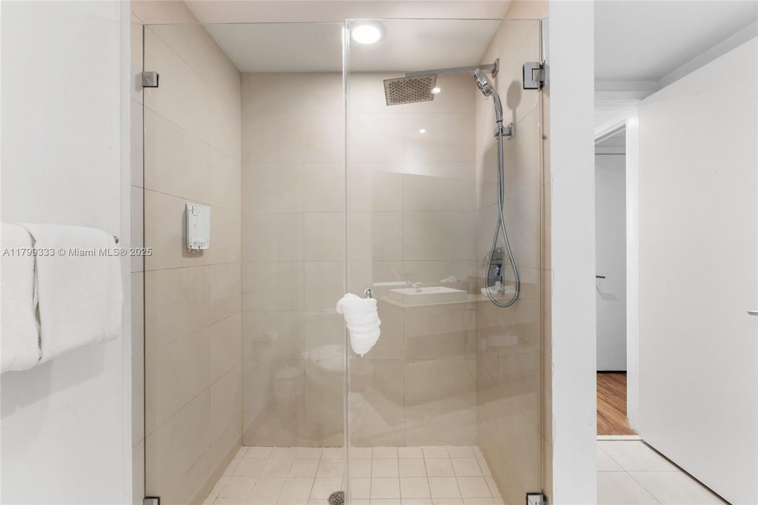 For Rent: $5,500 (1 beds, 1 baths, 852 Square Feet)