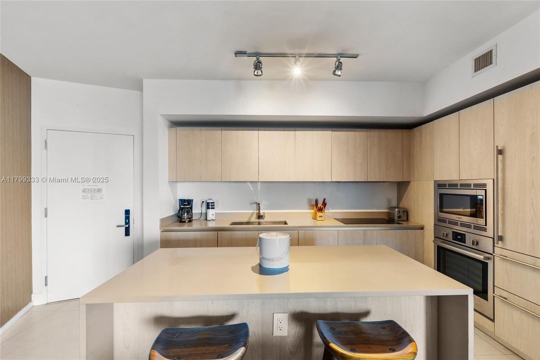 For Rent: $5,500 (1 beds, 1 baths, 852 Square Feet)