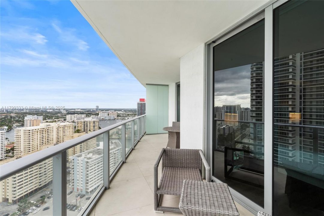 For Rent: $5,500 (1 beds, 1 baths, 852 Square Feet)