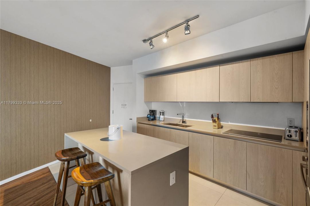 For Rent: $5,500 (1 beds, 1 baths, 852 Square Feet)