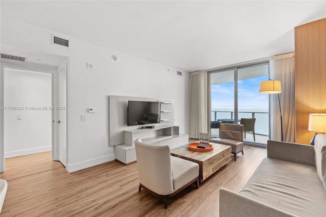 For Rent: $5,500 (1 beds, 1 baths, 852 Square Feet)