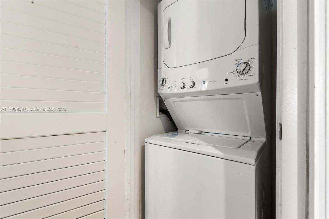 For Rent: $5,500 (1 beds, 1 baths, 852 Square Feet)