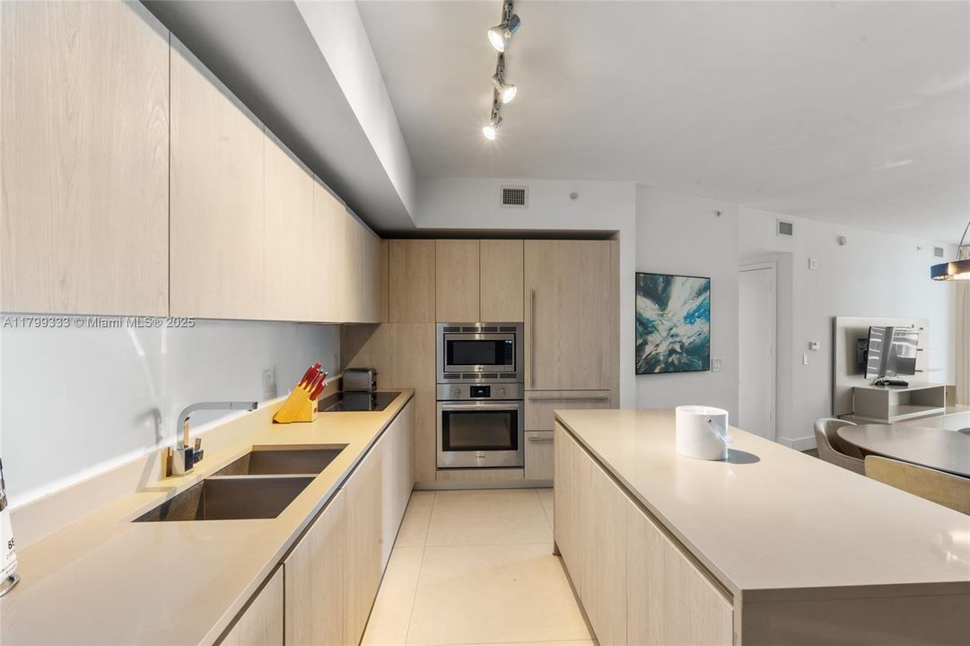 For Rent: $5,500 (1 beds, 1 baths, 852 Square Feet)