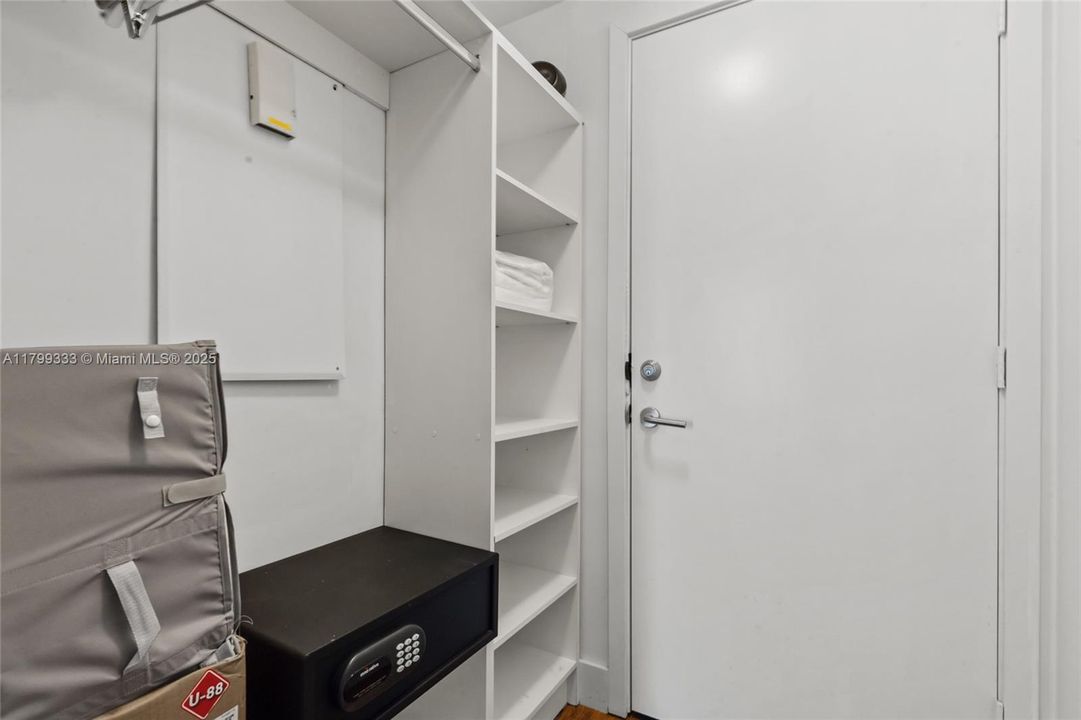 For Rent: $5,500 (1 beds, 1 baths, 852 Square Feet)