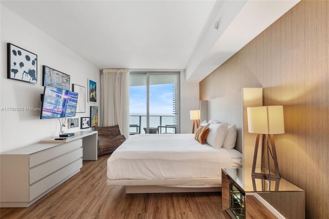 For Rent: $5,500 (1 beds, 1 baths, 852 Square Feet)