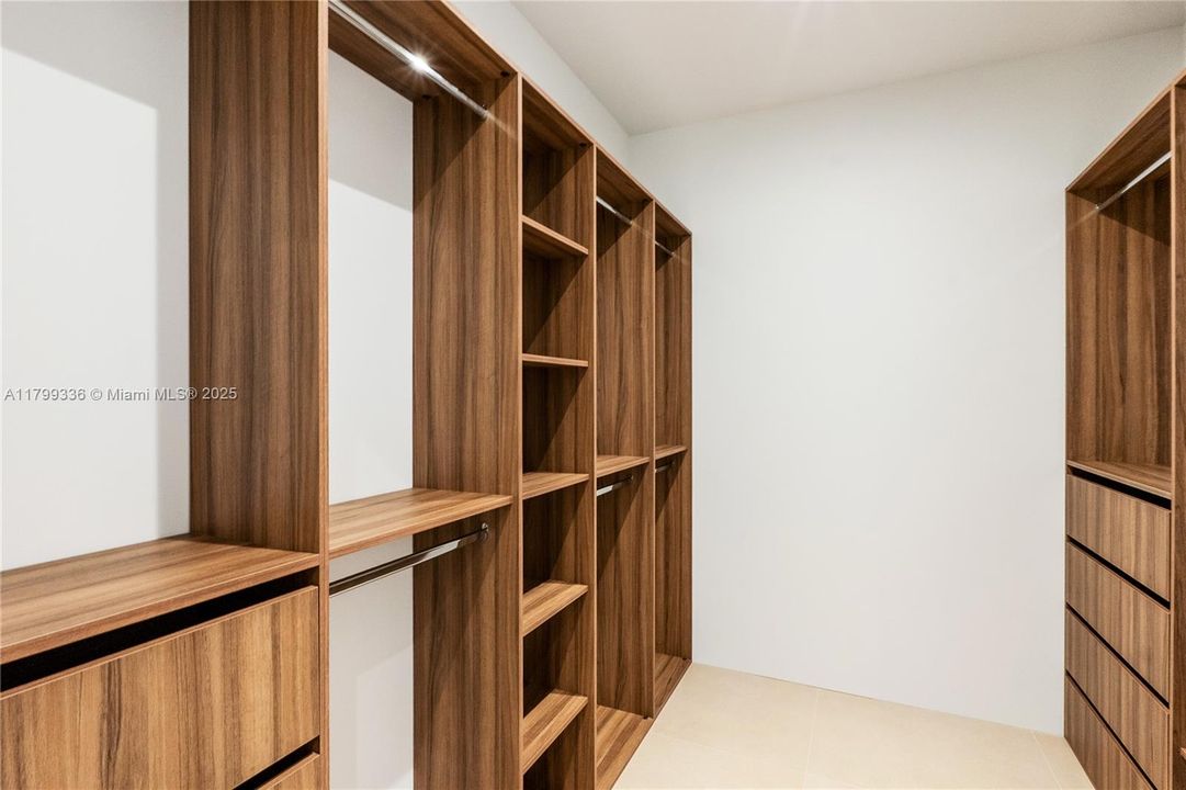 For Sale: $3,199,000 (5 beds, 5 baths, 4255 Square Feet)