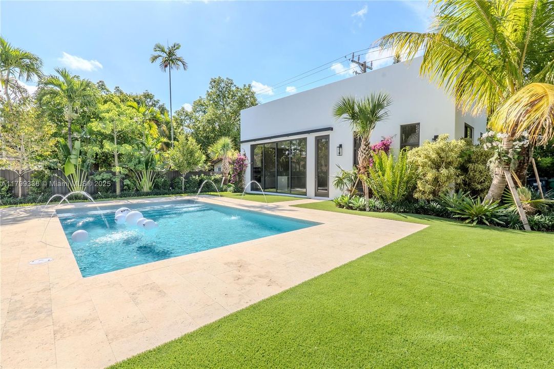 For Sale: $3,199,000 (5 beds, 5 baths, 4255 Square Feet)