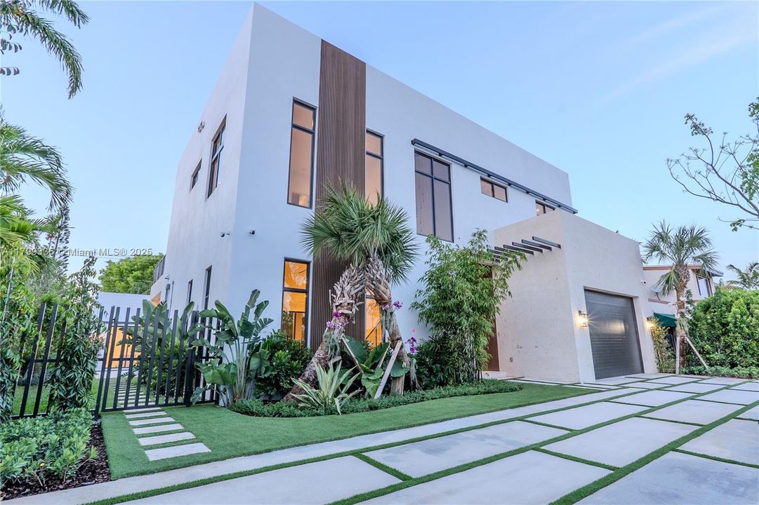 For Sale: $3,199,000 (5 beds, 5 baths, 4255 Square Feet)