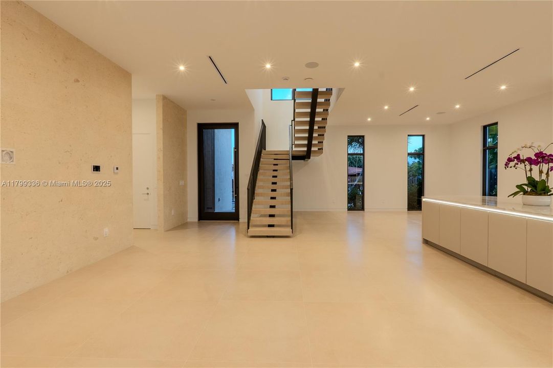 For Sale: $3,199,000 (5 beds, 5 baths, 4255 Square Feet)