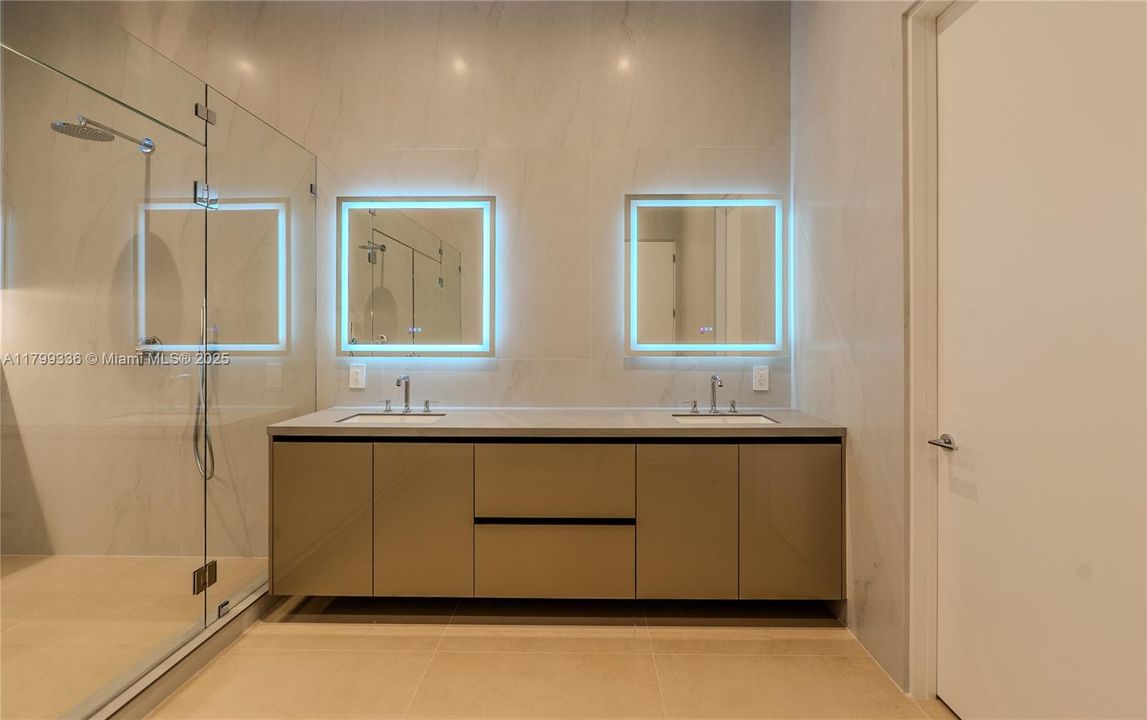 For Sale: $3,199,000 (5 beds, 5 baths, 4255 Square Feet)