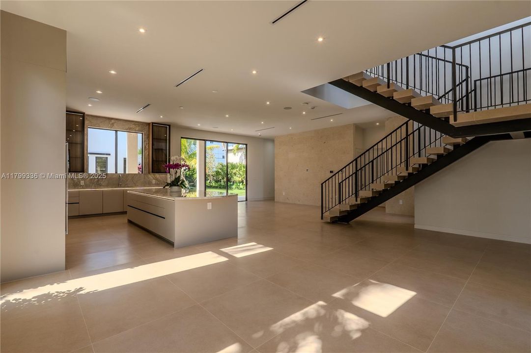 For Sale: $3,199,000 (5 beds, 5 baths, 4255 Square Feet)