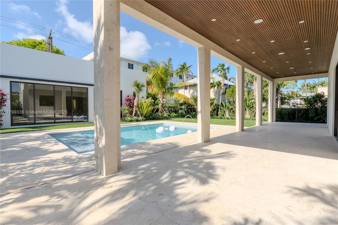 For Sale: $3,199,000 (5 beds, 5 baths, 4255 Square Feet)