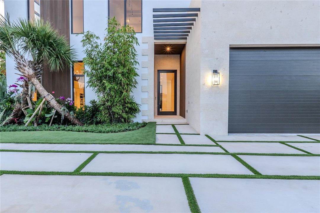 For Sale: $3,199,000 (5 beds, 5 baths, 4255 Square Feet)