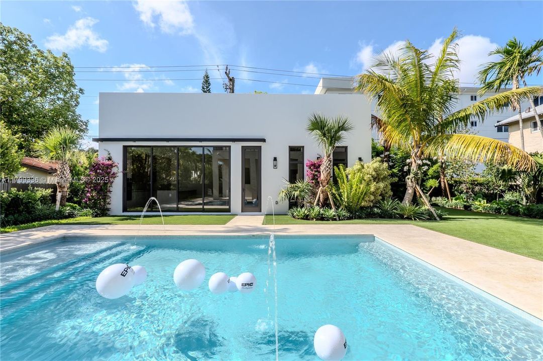 For Sale: $3,199,000 (5 beds, 5 baths, 4255 Square Feet)