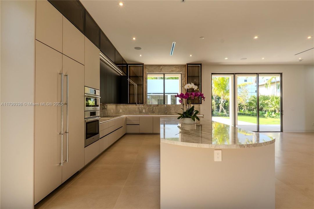 For Sale: $3,199,000 (5 beds, 5 baths, 4255 Square Feet)