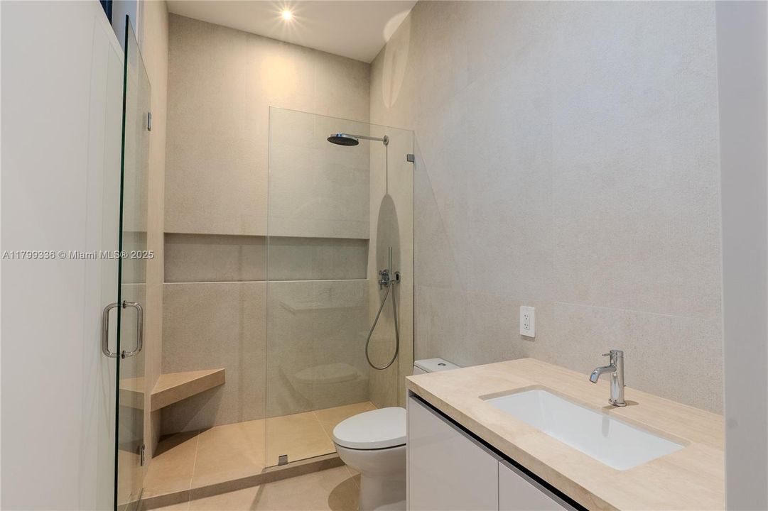 For Sale: $3,199,000 (5 beds, 5 baths, 4255 Square Feet)