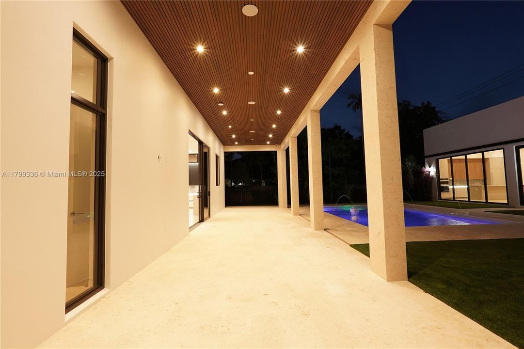 For Sale: $3,199,000 (5 beds, 5 baths, 4255 Square Feet)