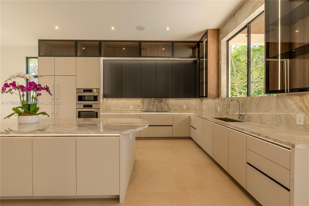 For Sale: $3,199,000 (5 beds, 5 baths, 4255 Square Feet)