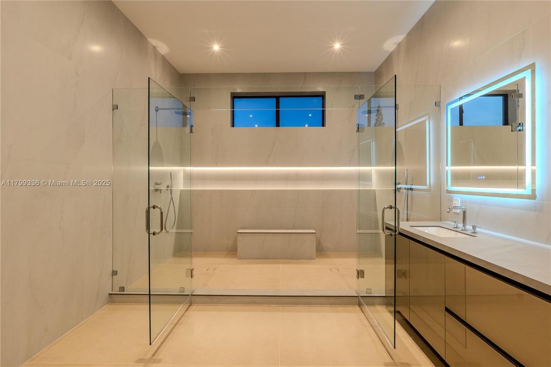 For Sale: $3,199,000 (5 beds, 5 baths, 4255 Square Feet)