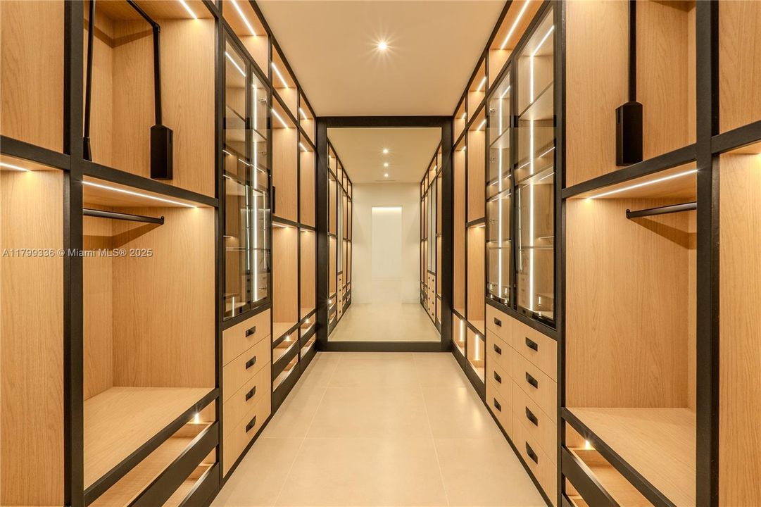 For Sale: $3,199,000 (5 beds, 5 baths, 4255 Square Feet)