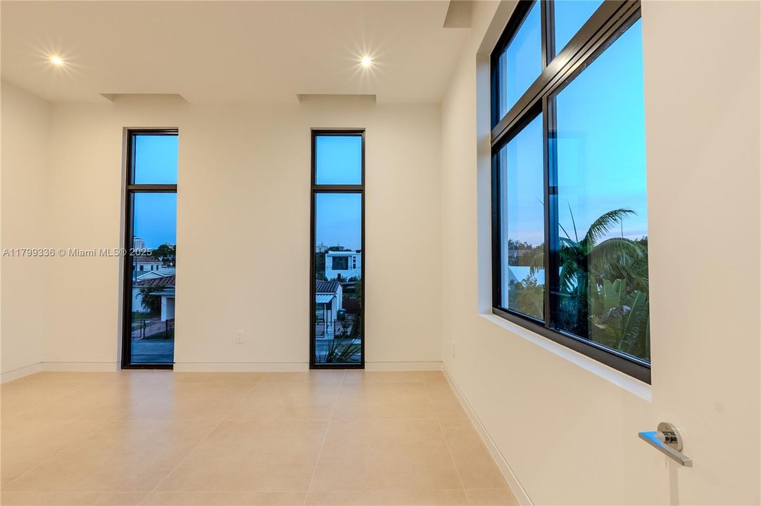 For Sale: $3,199,000 (5 beds, 5 baths, 4255 Square Feet)