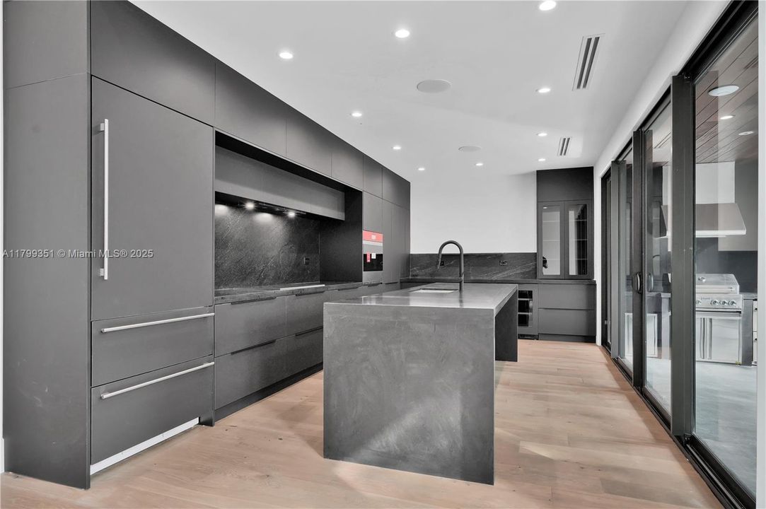 For Sale: $2,799,000 (5 beds, 5 baths, 2870 Square Feet)