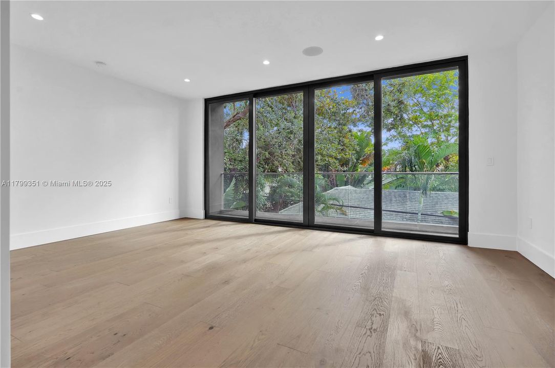 For Sale: $2,799,000 (5 beds, 5 baths, 2870 Square Feet)