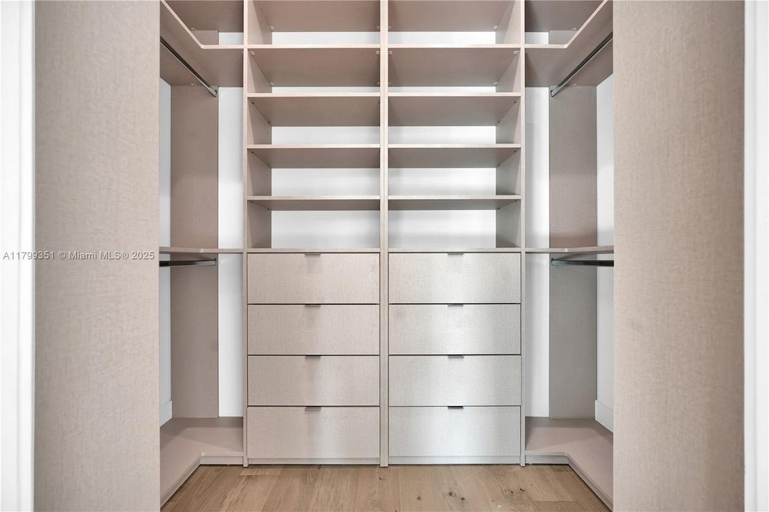 For Sale: $2,799,000 (5 beds, 5 baths, 2870 Square Feet)