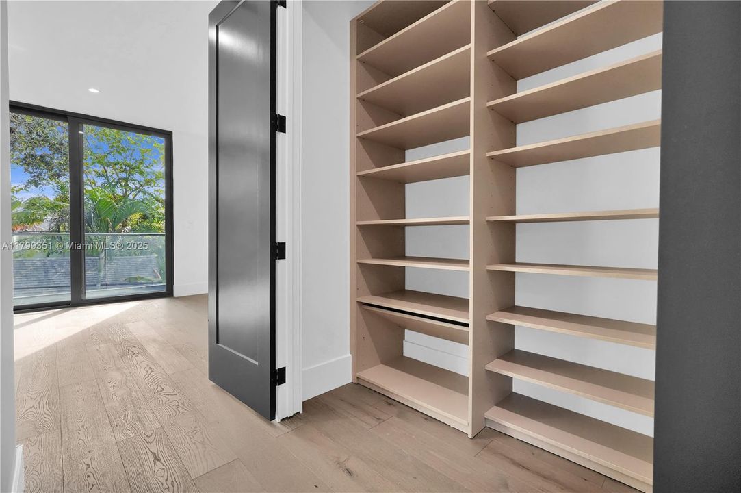 For Sale: $2,799,000 (5 beds, 5 baths, 2870 Square Feet)