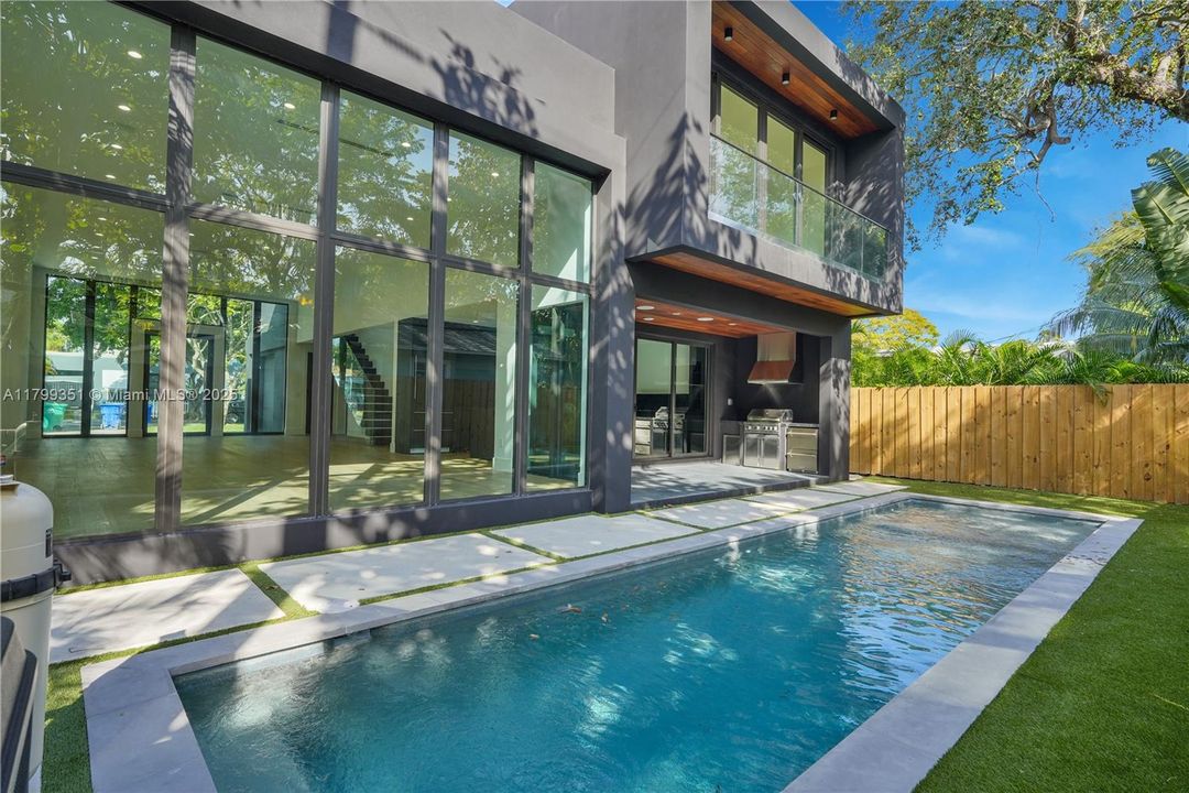 For Sale: $2,799,000 (5 beds, 5 baths, 2870 Square Feet)