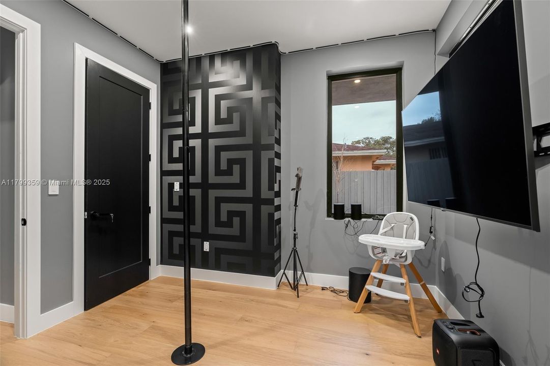 For Rent: $16,000 (5 beds, 3 baths, 1940 Square Feet)