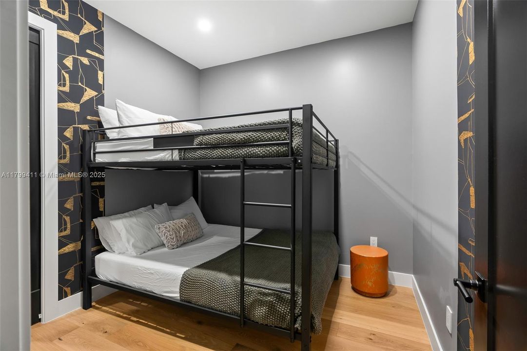 For Sale: $2,080,000 (5 beds, 3 baths, 1940 Square Feet)