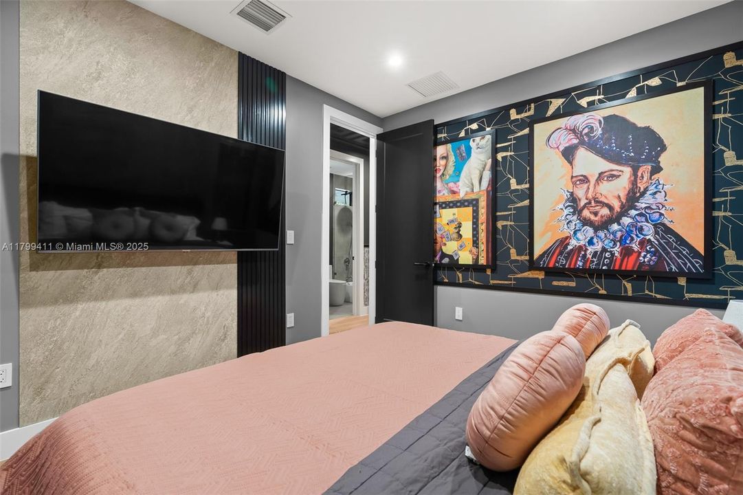 For Sale: $2,080,000 (5 beds, 3 baths, 1940 Square Feet)