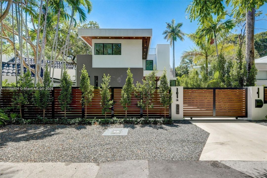 For Sale: $5,150,000 (5 beds, 4 baths, 3912 Square Feet)