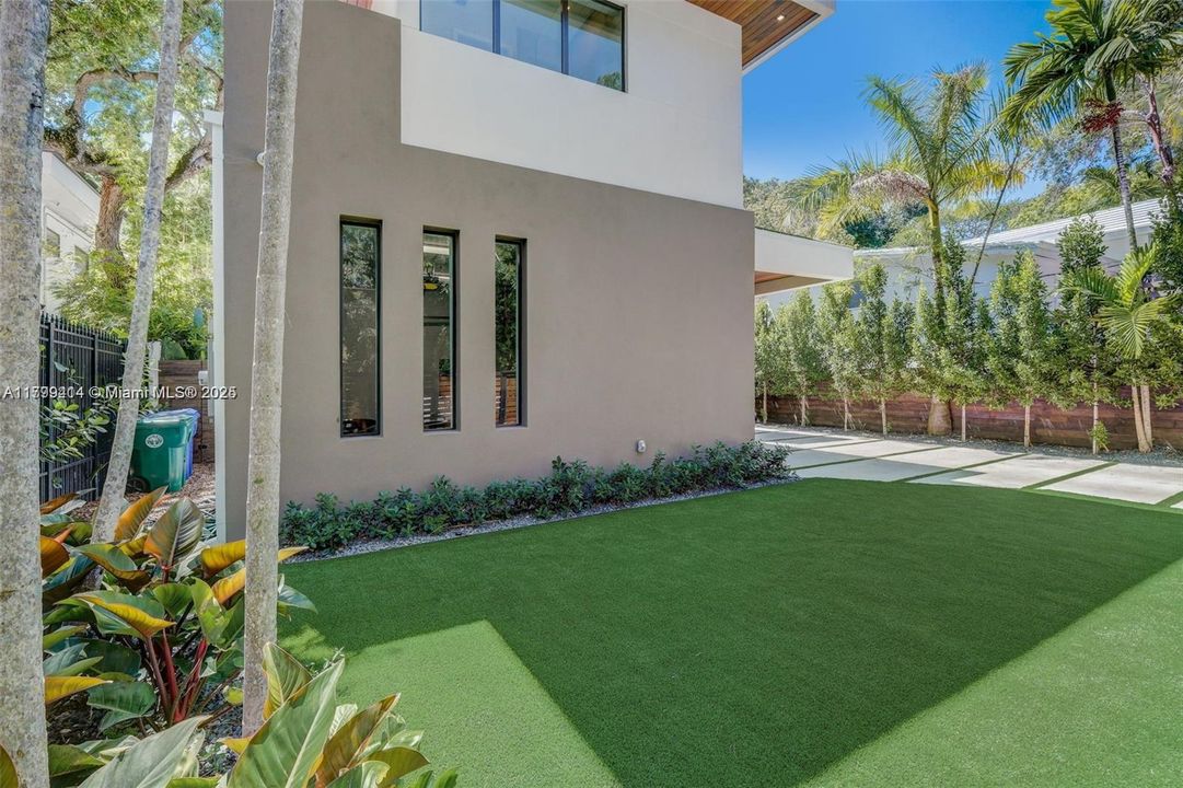 For Sale: $5,150,000 (5 beds, 4 baths, 3912 Square Feet)