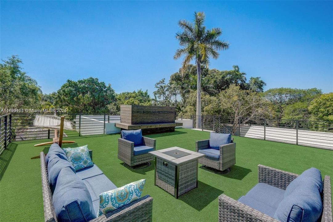 For Sale: $5,150,000 (5 beds, 4 baths, 3912 Square Feet)