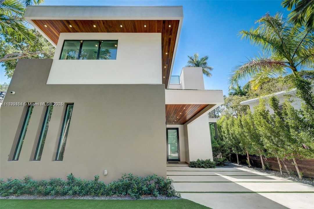 For Sale: $5,150,000 (5 beds, 4 baths, 3912 Square Feet)