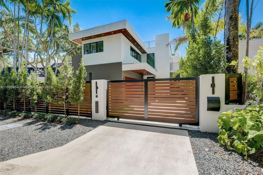 For Sale: $5,150,000 (5 beds, 4 baths, 3912 Square Feet)
