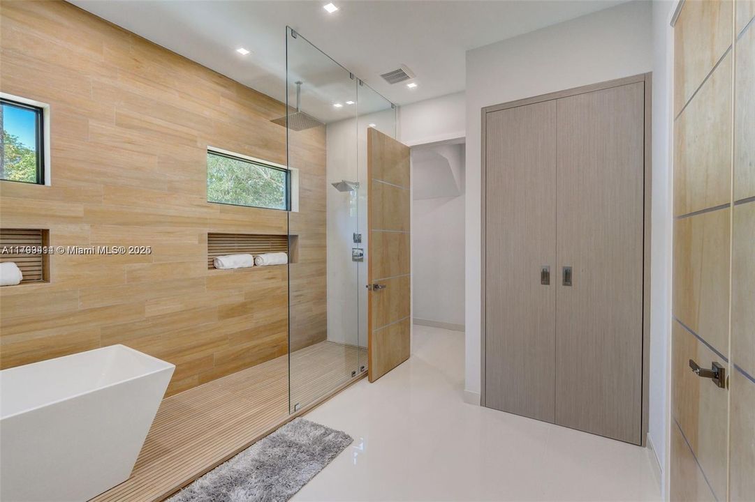 For Sale: $5,150,000 (5 beds, 4 baths, 3912 Square Feet)