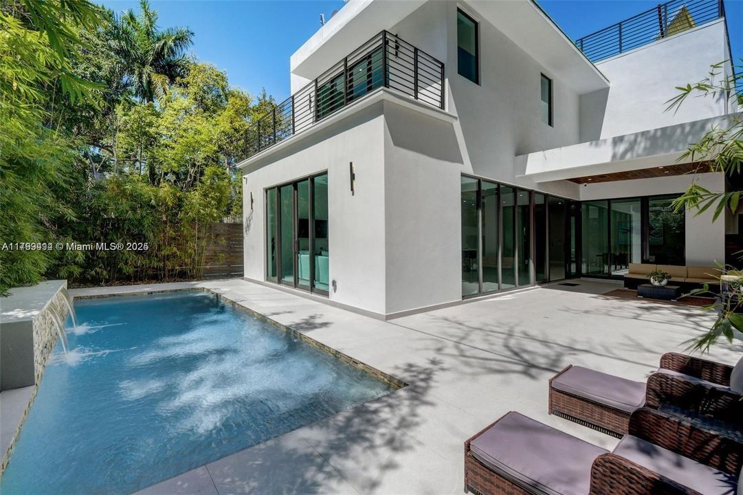 For Sale: $5,150,000 (5 beds, 4 baths, 3912 Square Feet)