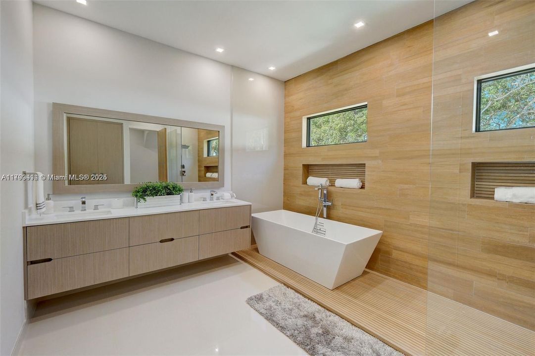 For Sale: $5,150,000 (5 beds, 4 baths, 3912 Square Feet)