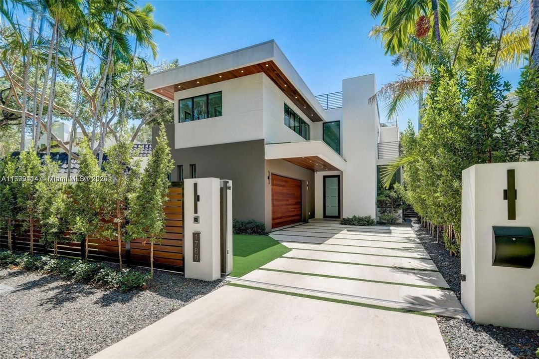 For Sale: $5,150,000 (5 beds, 4 baths, 3912 Square Feet)