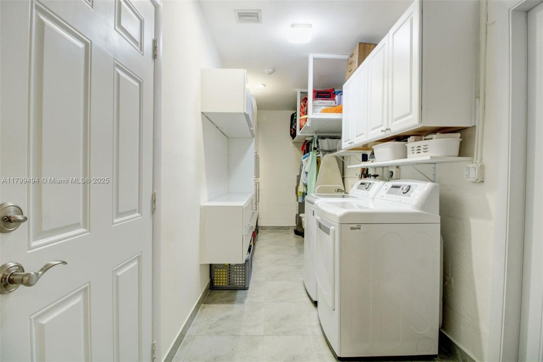 For Sale: $1,195,000 (3 beds, 2 baths, 1567 Square Feet)