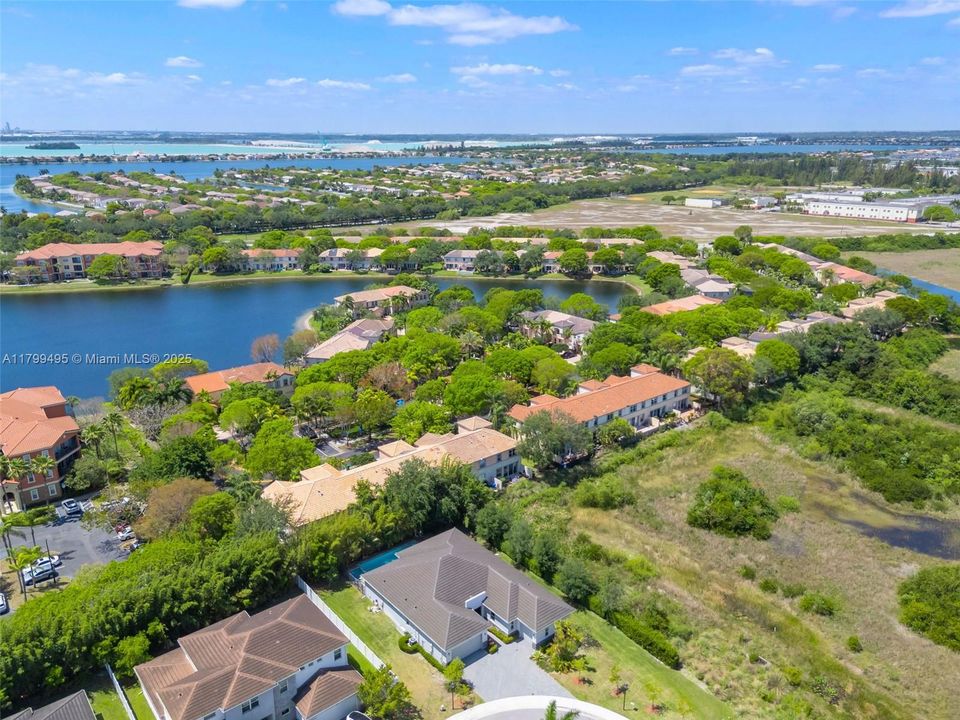 最近售出: $1,450,000 (4 贝兹, 3 浴室, 2702 平方英尺)